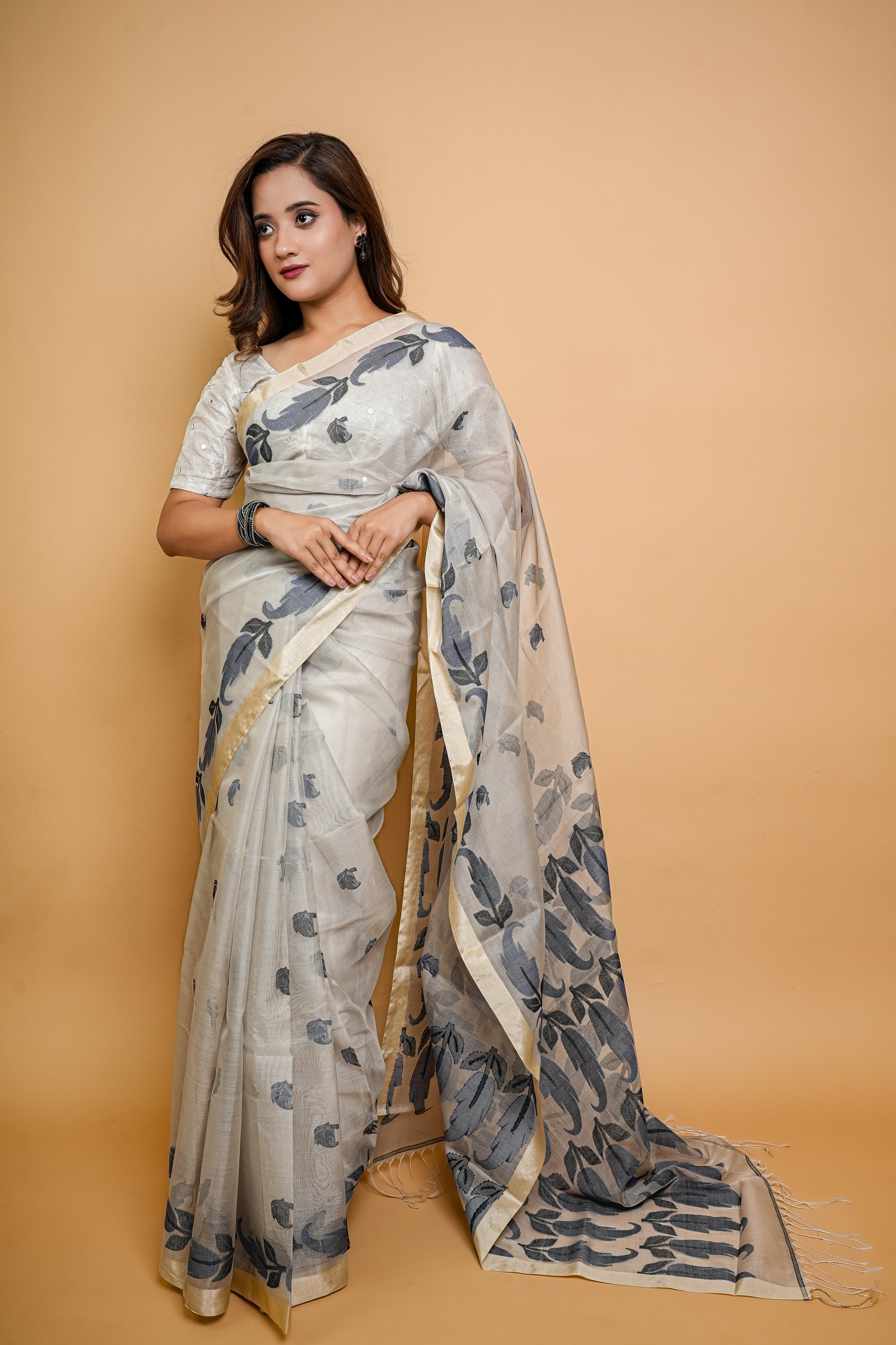 Bengali Muslin Jamdani Saree with Resham Embroidery (Off-White/Gray)