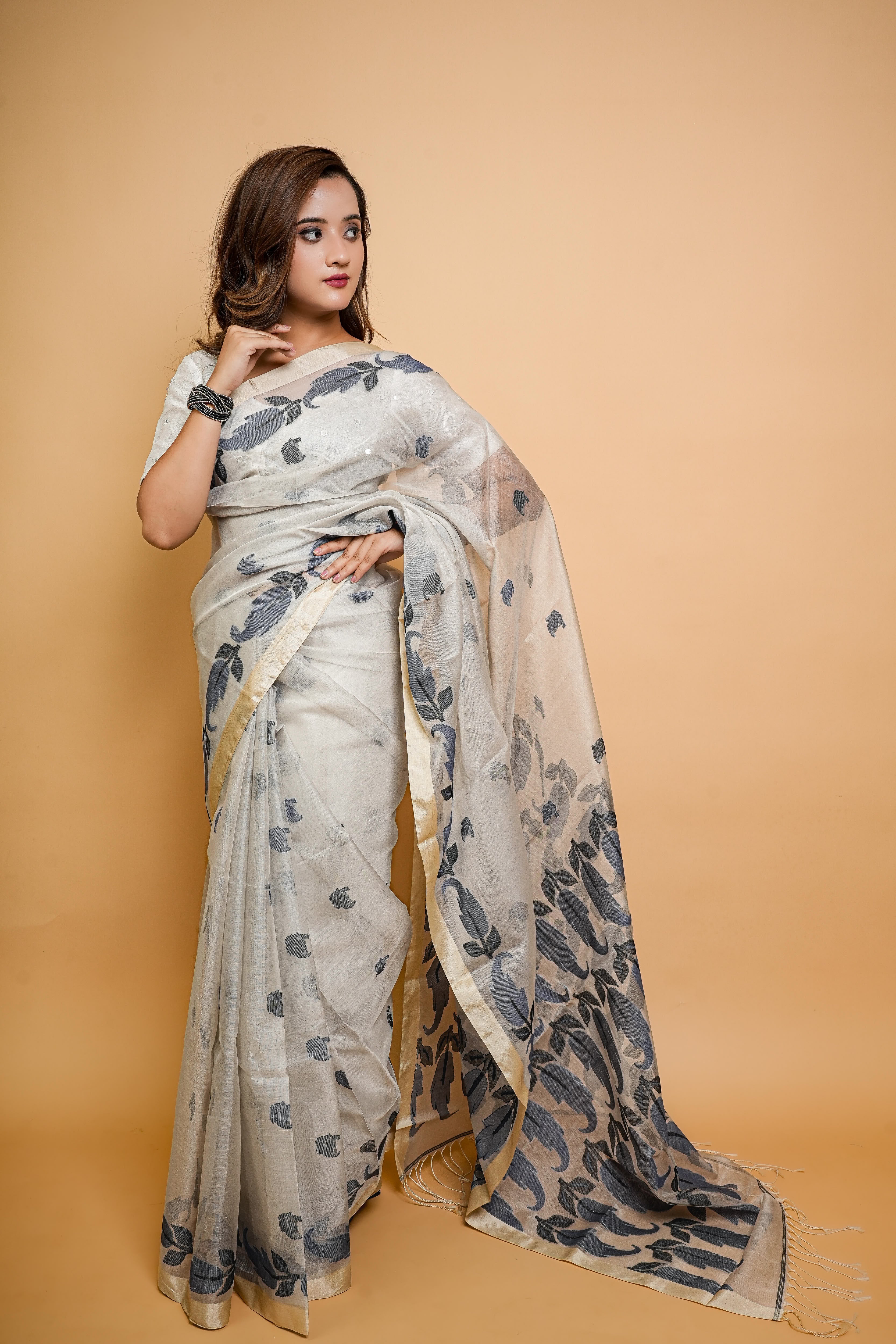 Bengali Muslin Jamdani Saree with Resham Embroidery (Off-White/Gray)