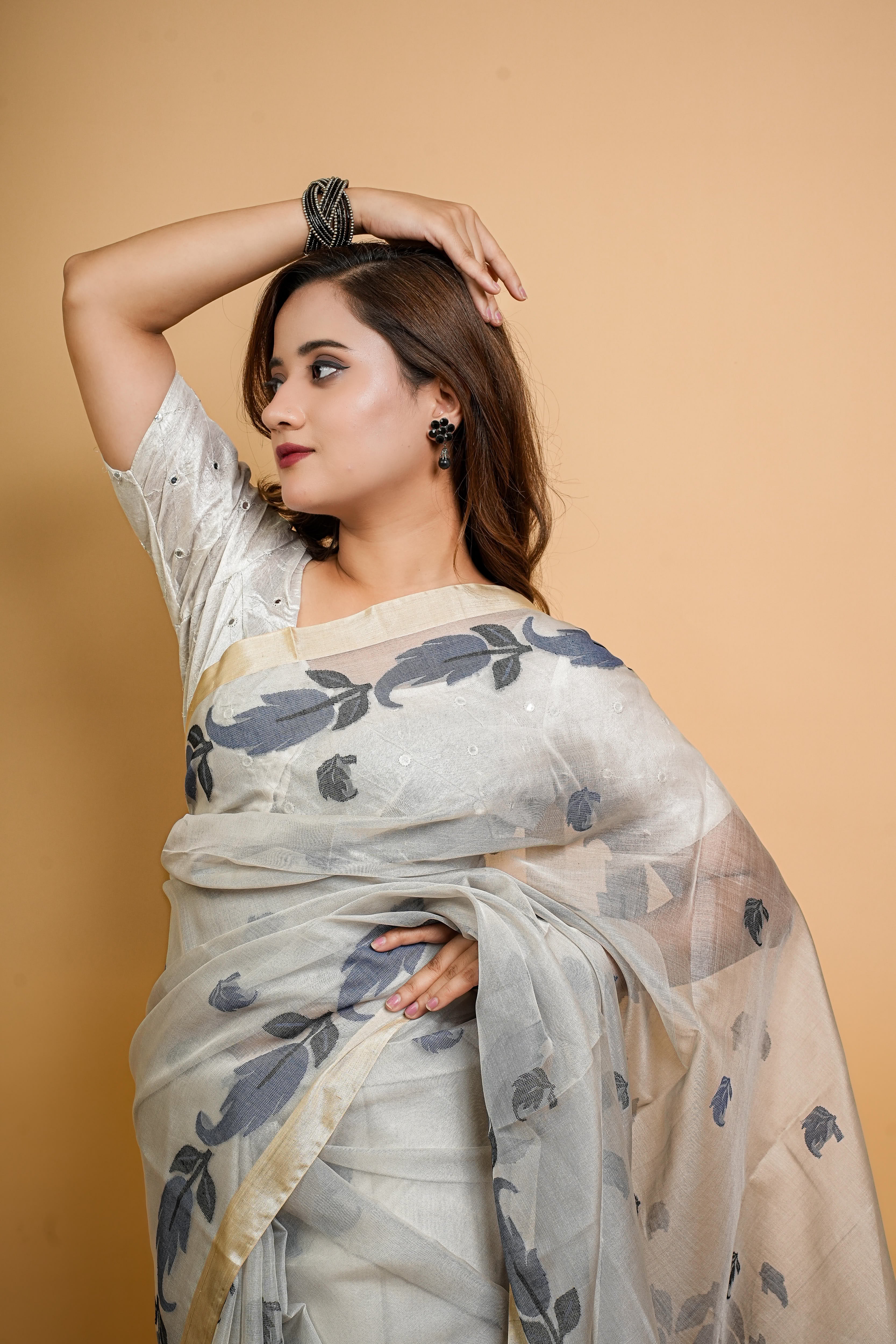 Bengali Muslin Jamdani Saree with Resham Embroidery (Off-White/Gray)