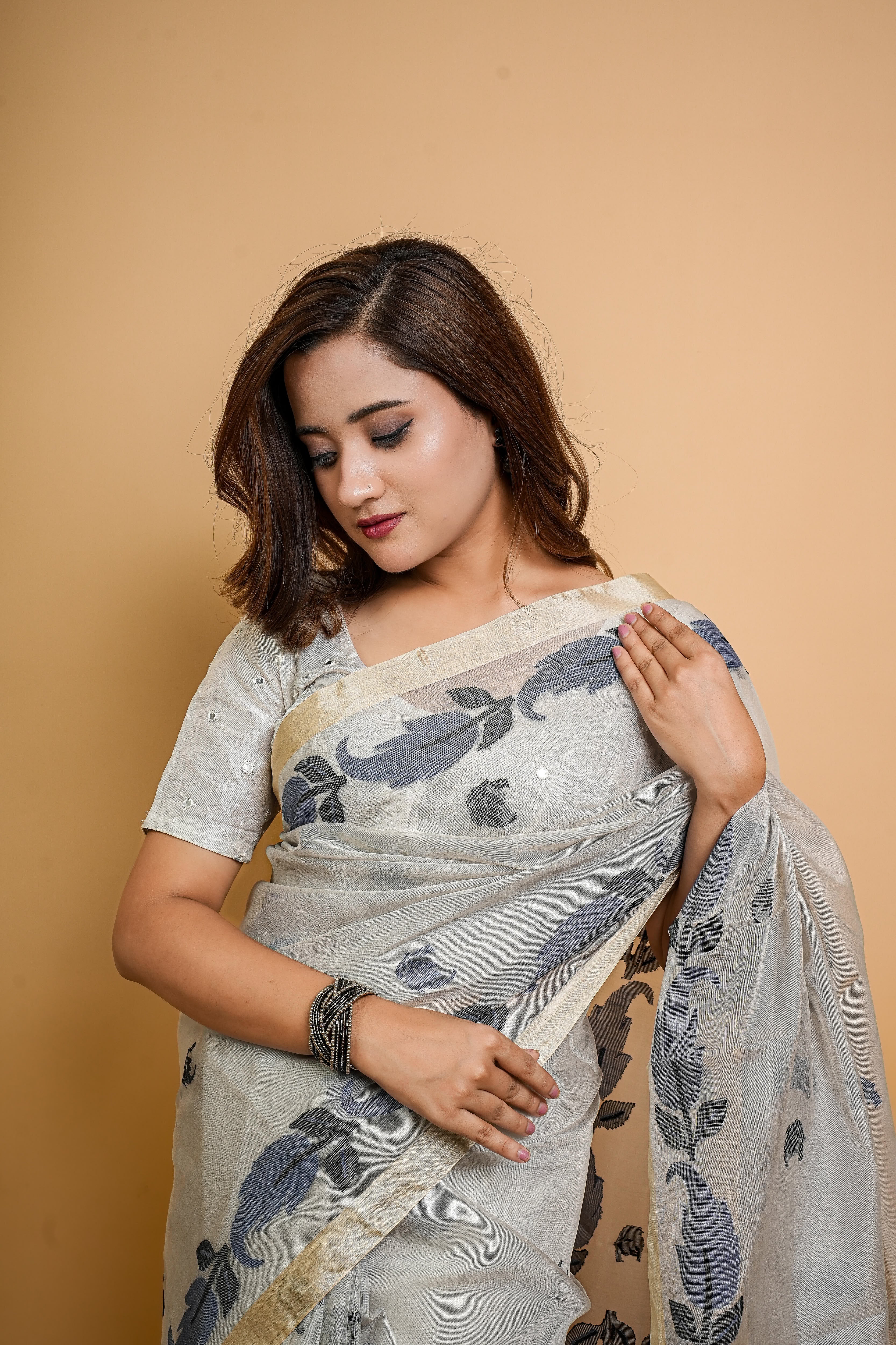 Bengali Muslin Jamdani Saree with Resham Embroidery (Off-White/Gray)