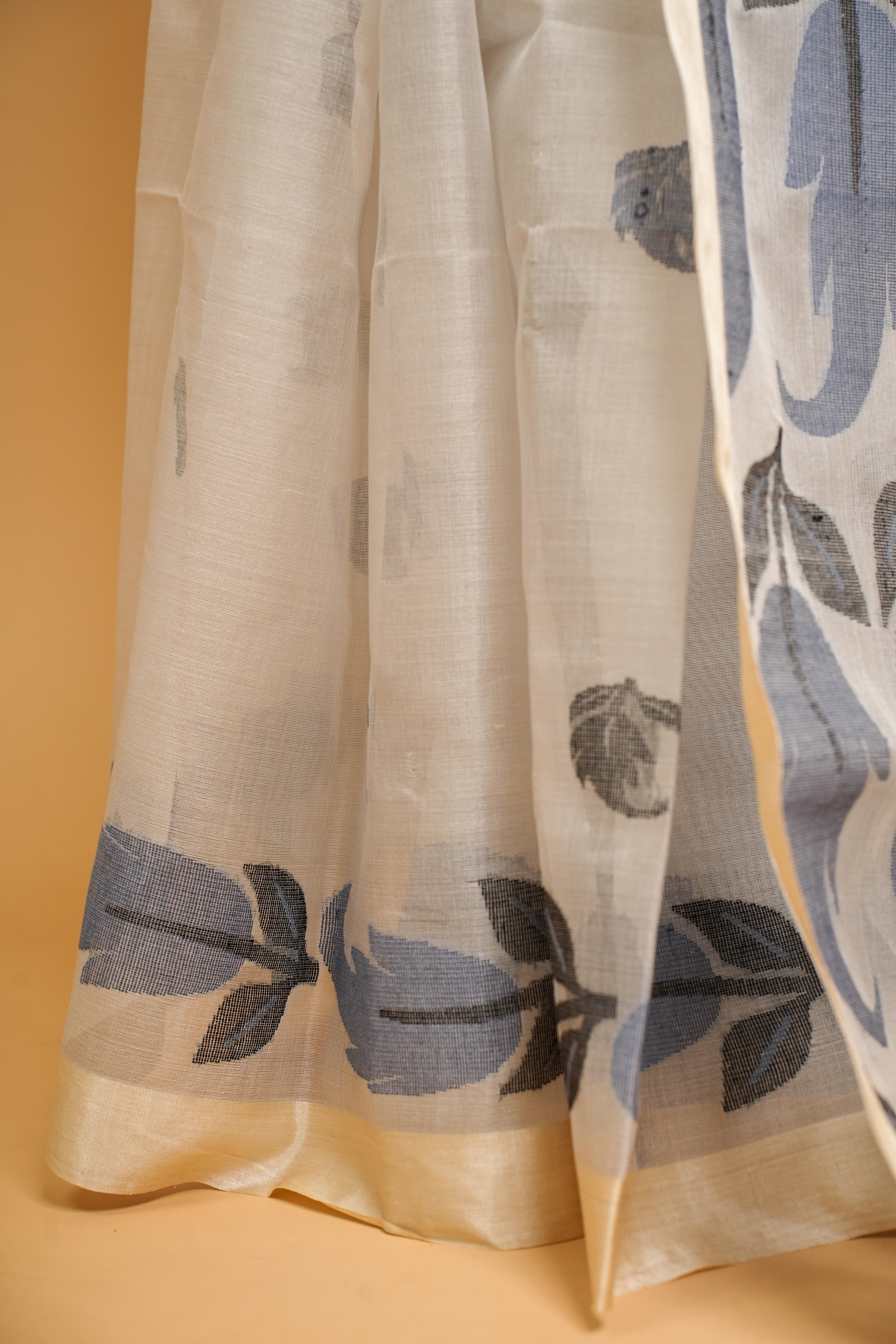 Bengali Muslin Jamdani Saree with Resham Embroidery (Off-White/Gray)