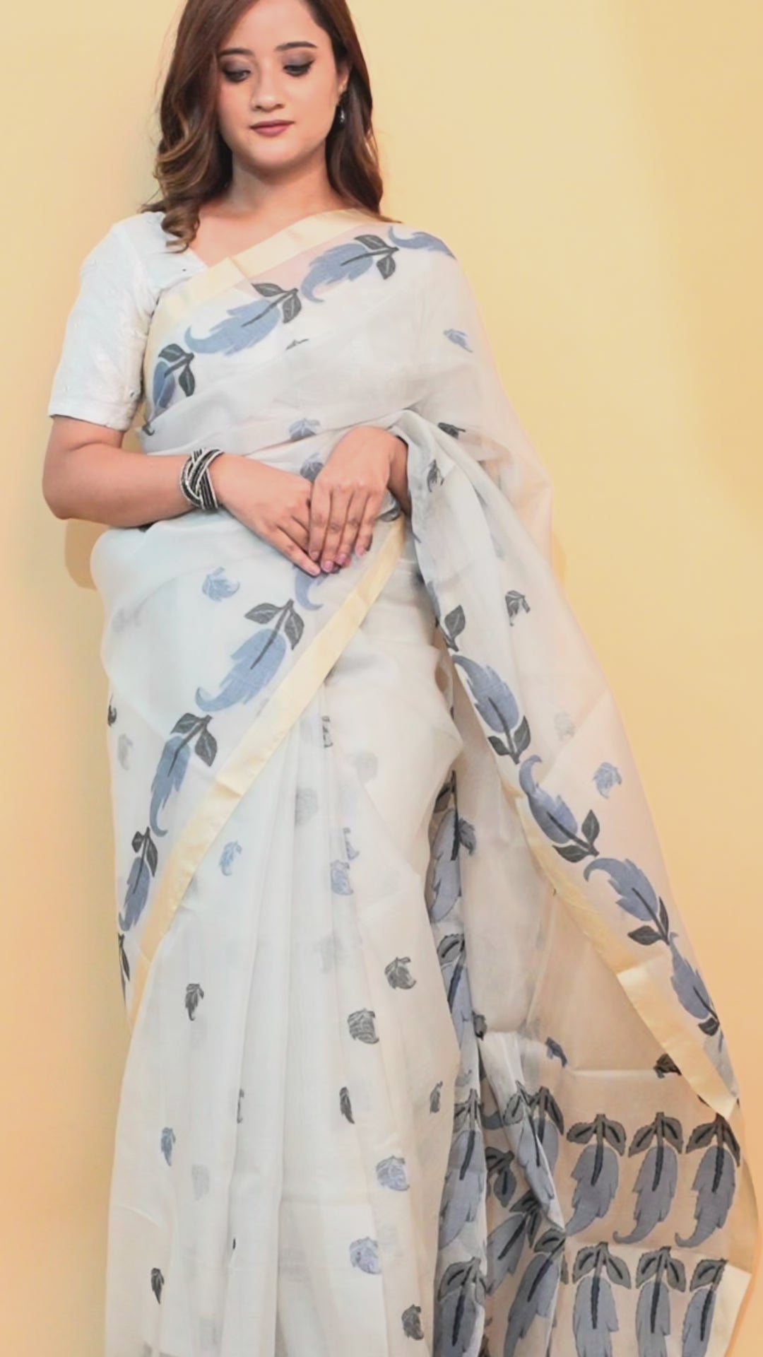 Bengali Muslin Jamdani Saree with Resham Embroidery (Off-White/Gray)